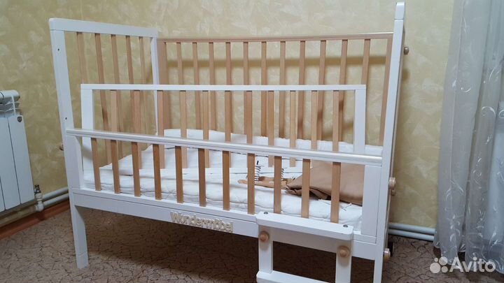 Детская кроватка с маятником фирма 