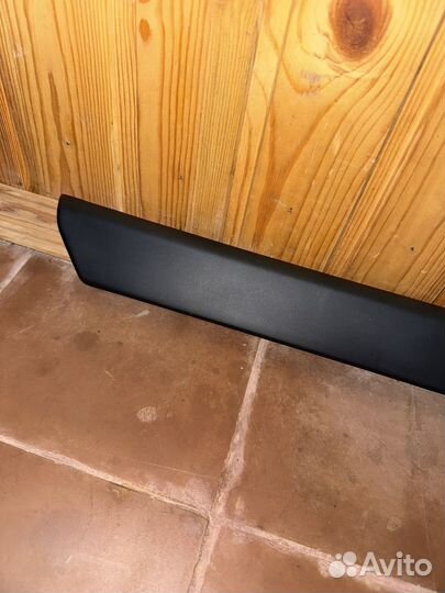 Накладка двери багажника нижняя левая Паджеро 4