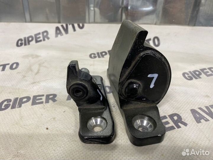 Петля двери передняя левая Mercedes-Benz C-Class