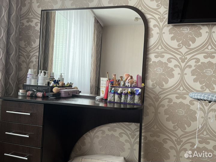 Кровать двухспальная,тумбочки, туалетный столик