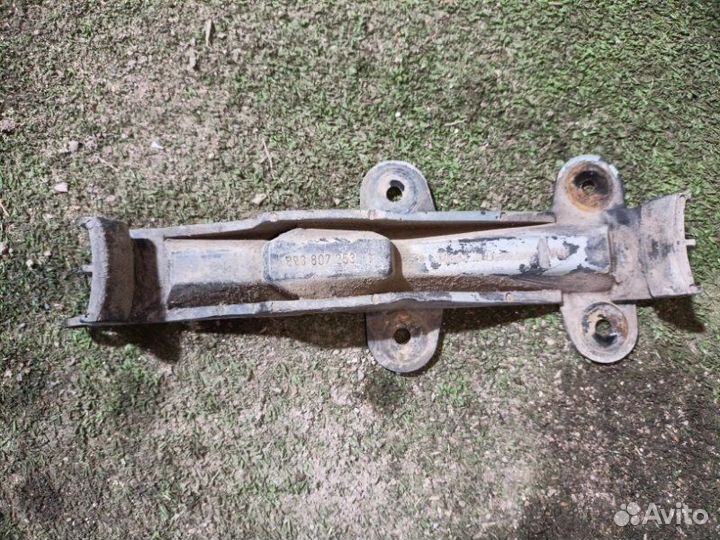 Крепление бампера заднее Audi 80 B3 JN 1.8