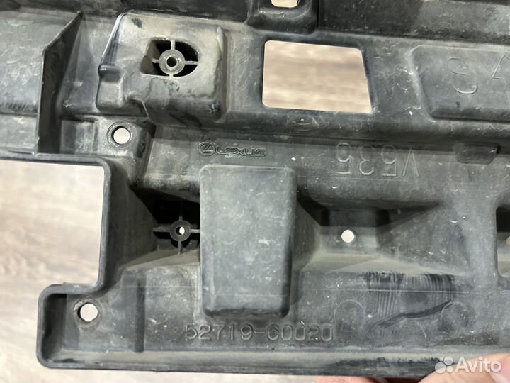 Кронштейн решетки радиатора Lexus LX570 2015