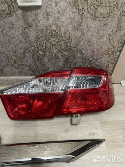 Задние фонари toyota camry 50 и молдинг багажника