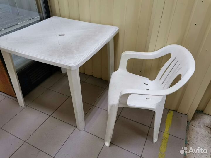 Стол и стулья