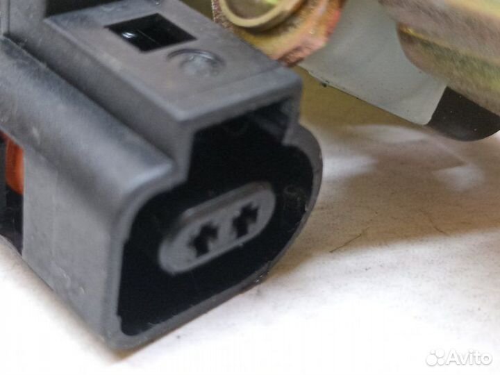 Замок стекла багажника Volkswagen Touareg 7L AXQ