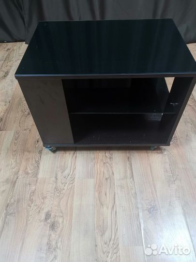 Журнальный столик на колесах стеклянный