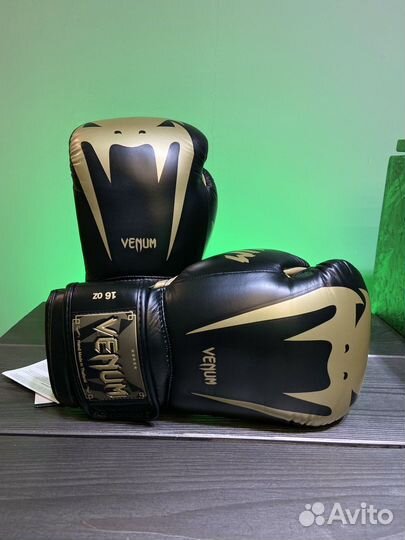 Боксерские перчатки Venum Giant 3.0 Boxing Gloves