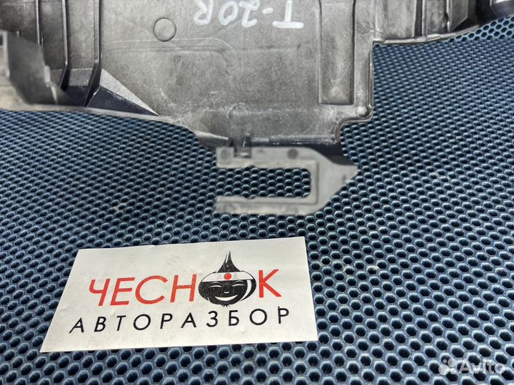 Крепление кронштейн правой фары Touareg до 2007г