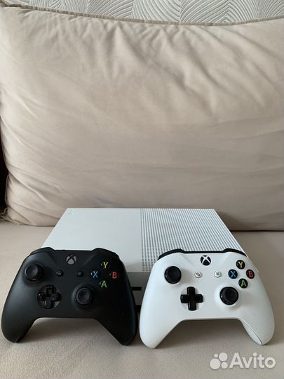 Xbox One s + 2 геймпада (джойстика)
