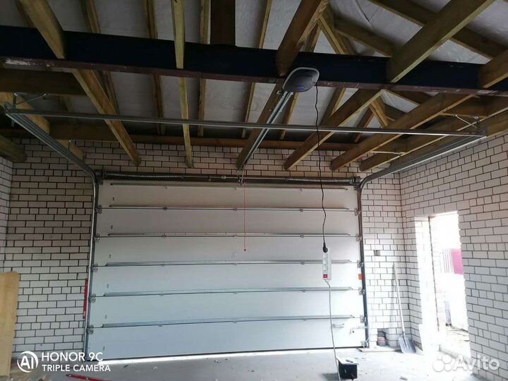 Монтаж секционных ворот