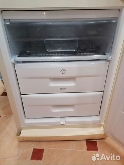 Холодильник Electrolux ERB 37098 C бежевый