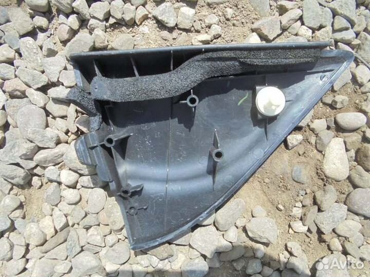 Уголок двери правый Toyota Vitz SCP10 1SZ-FE