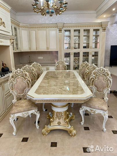 Стол со стульями