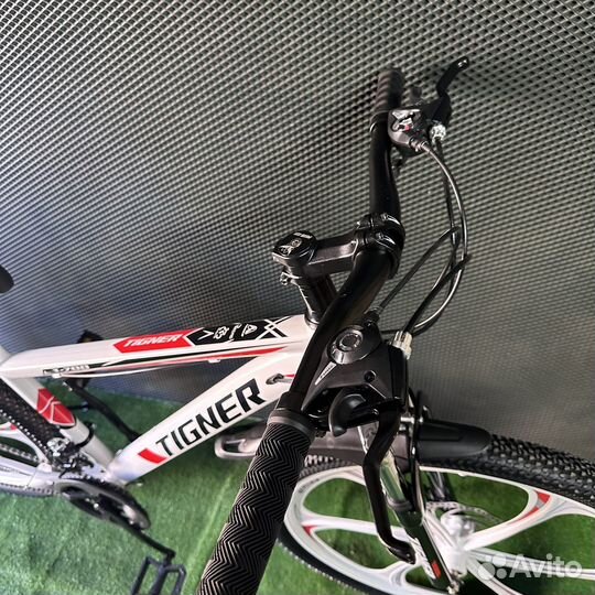 Велосипед новый на литых дисках 26