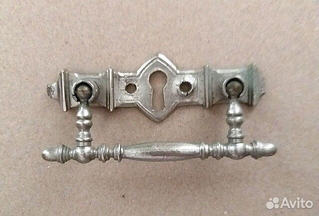 Резная ручка от старинного комода и другое