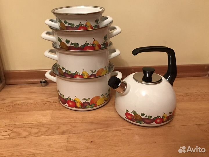 Набор эмалированных кастрюль и чайников СССР