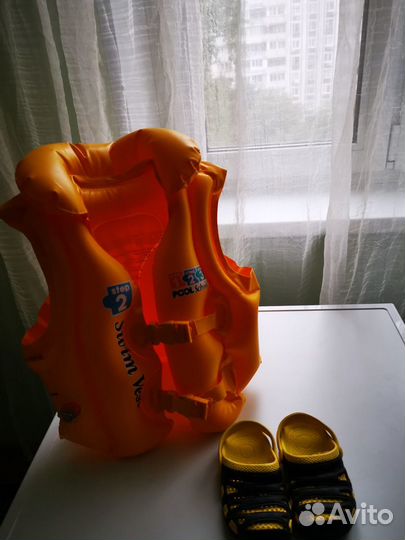 Жилет и очки для плаванья