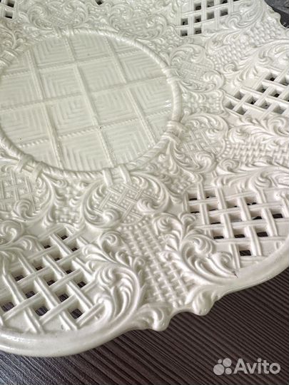 Антикварная ваза на ножке