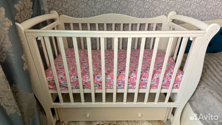 Детская кроватка с маятником