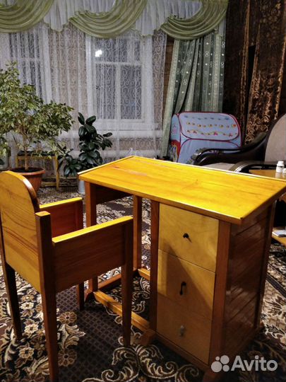 Письменный стол для школьника, ручная работа