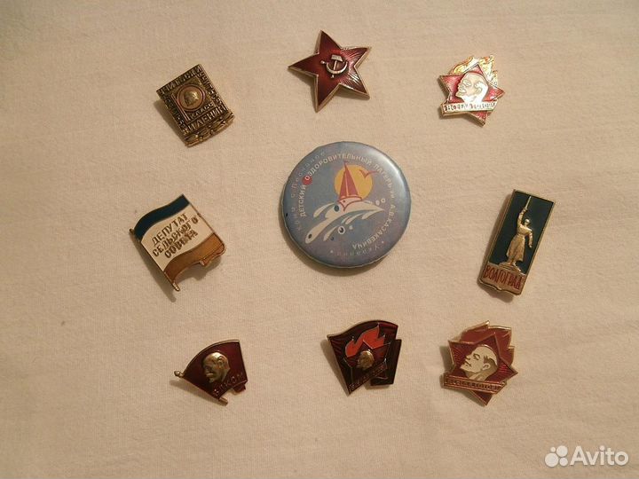 Игрушки и значки СССР