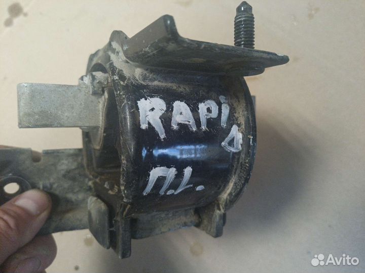 Левая опора МКПП Skoda Rapid 1