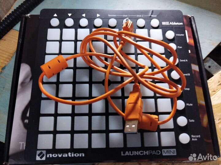 Контроллер Novation Launchpad mini mk2