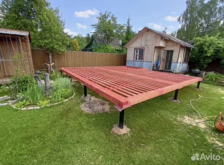 Строительная бригада плотники