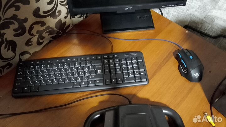 Компьютер, стол, монитор,руль и перифирия