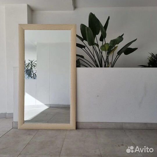 Зеркало в деревянной раме