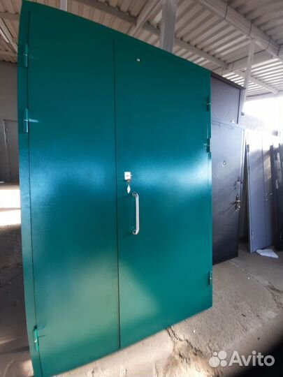 Заводская стальная дверь с отделкой в тамбур