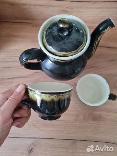 Кофейник и 2 кофейные чашки