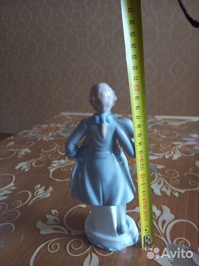 Статуэтка фарфор 