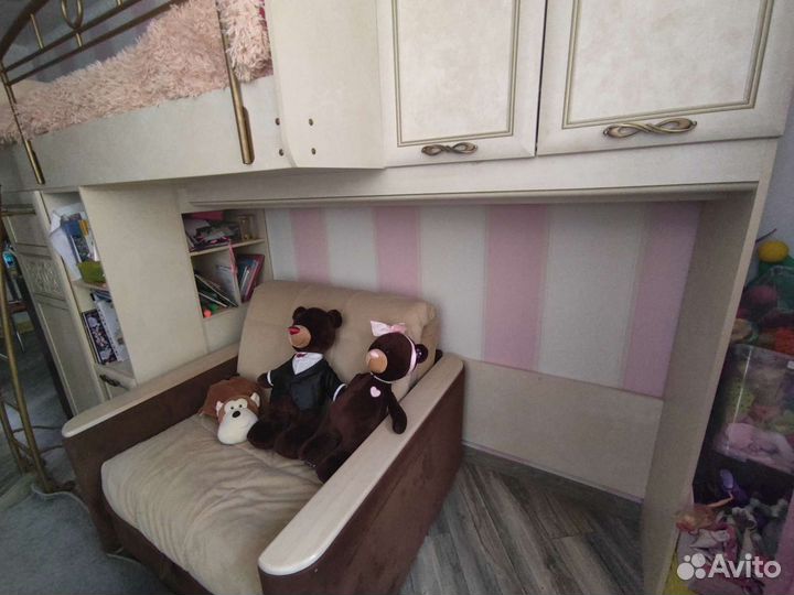 Кровать-чердак со стеллажами, полками и шкафом