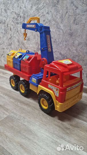 Машина с краном и контейнерами