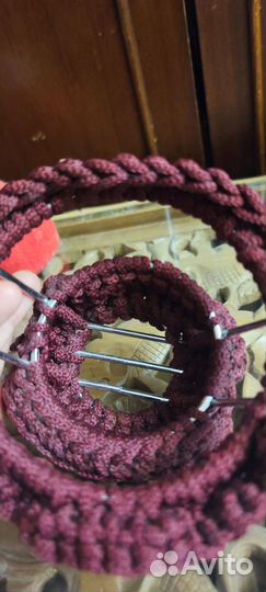 Вязанная на металлическом каркасе корзиночка