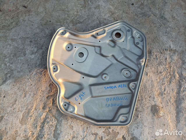 Щит стеклоподъемника задний прав Skoda Octavia A5