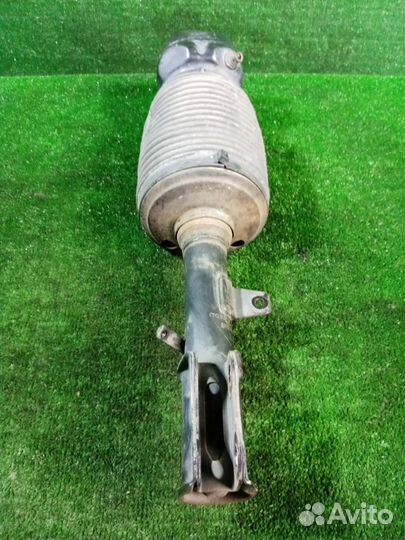 Стойка подвески задняя левая Toyota Harrier