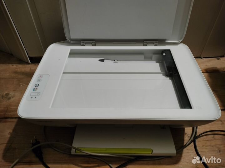 Почти что новый, цветной, струйный мфу hp 2130