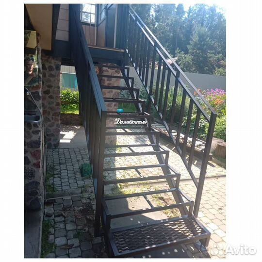Уличная лестница. Крыльцо металлическое