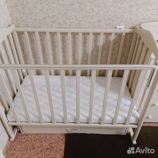 Детская кроватка с маятником и ящиком