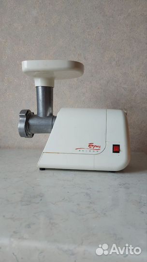 Мясорубка электрическая в хорошем состоянии