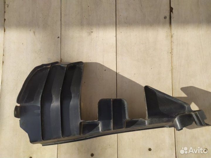 Дефлектор радиатора передний левый Nissan Almera