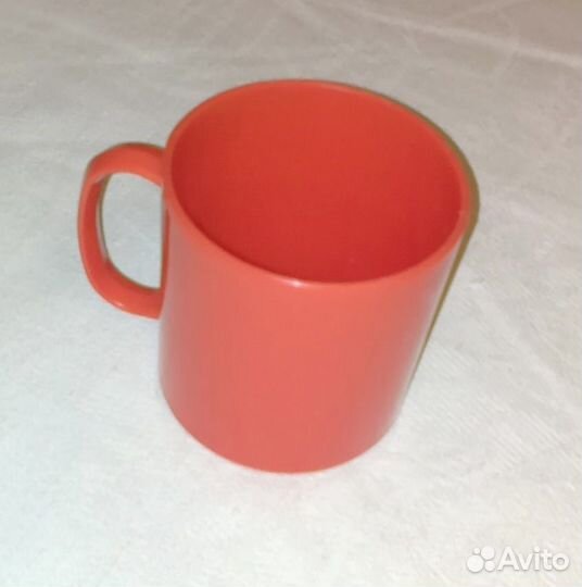 Банки, стакан и картофелечистка