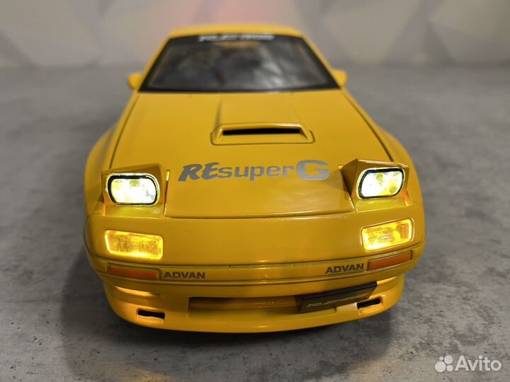 Металлическая модель машинки mazda rs 7. Желтая