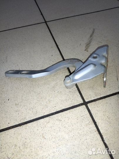 Петля багажника задняя левая Renault 19