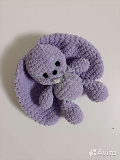 Плюшевый заяц вязаный