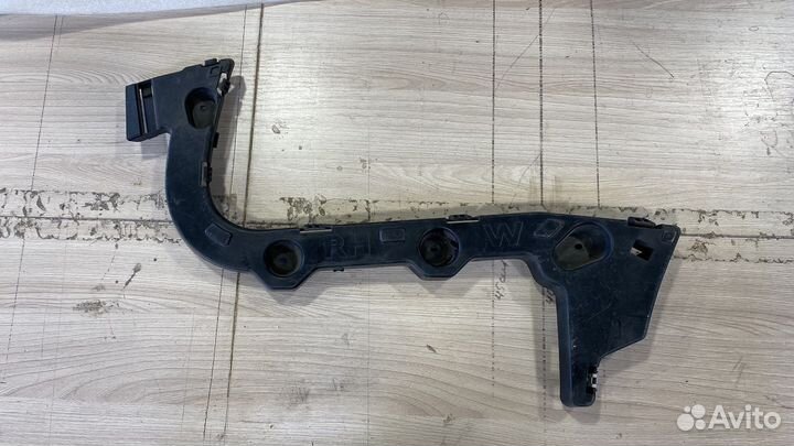 Кронштейн новый заднего бампера правый Focus 3