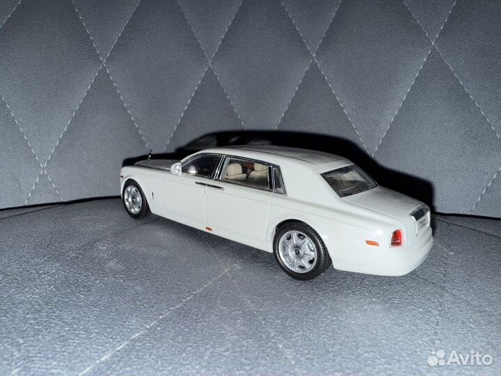 Модель автомобиля Rolls-Royce Phantom 1:43