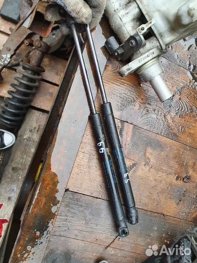 Амортизатор крышки багажника Пассат б6